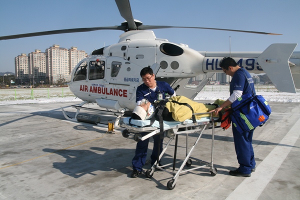 세월호 참사 이후 정부는 응급 헬기 통합운영을 논의했지만, 부처 예산이 줄어든다는 이유로 아직까지 미뤄지고 있다. 사진은 목포한국병원에 배치된 닥터헬기 모습.