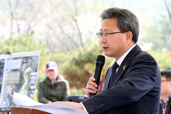 채인석 화성시장이 함백산 메모리얼파크 건립 입장을 발표하고 있다.