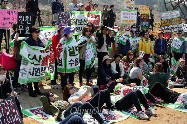 광역화장장 건립을 반대하는 수원 호매실 지구 주민들이 시위를 벌이고 있다.