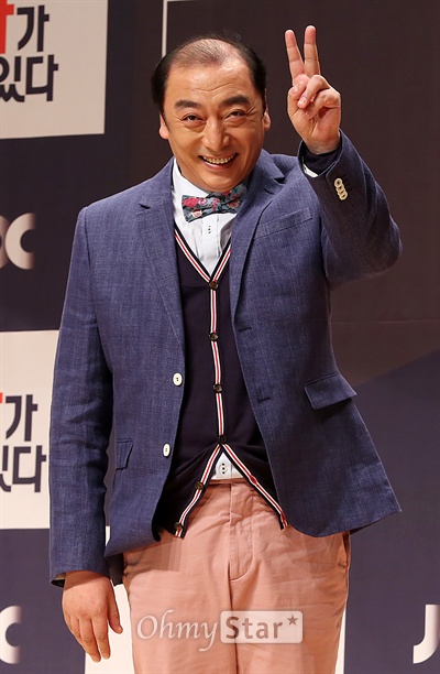 '엄마가 보고 있다' 염동헌, 예능초보의 브이  21일 오후 서울 상암동 jtbc사옥에서 열린 <엄마가 보고 있다> 제작발표회에서 염동헌이 포토타임을 갖고 있다. <엄마가 보고 있다>는 다양한 연령대로 구성된 '엄마군단'이 엄마와 함께 자녀들의 리얼한 하루를 따라가며 그들과 공감해나가는 과정을 담은 프로그램이다. 25일 토요일 밤 11시 첫방송.