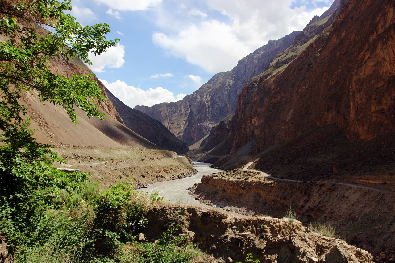 강을 기준으로 왼쪽이 아프가니스탄, 오른쪽이 타지키스탄이다 