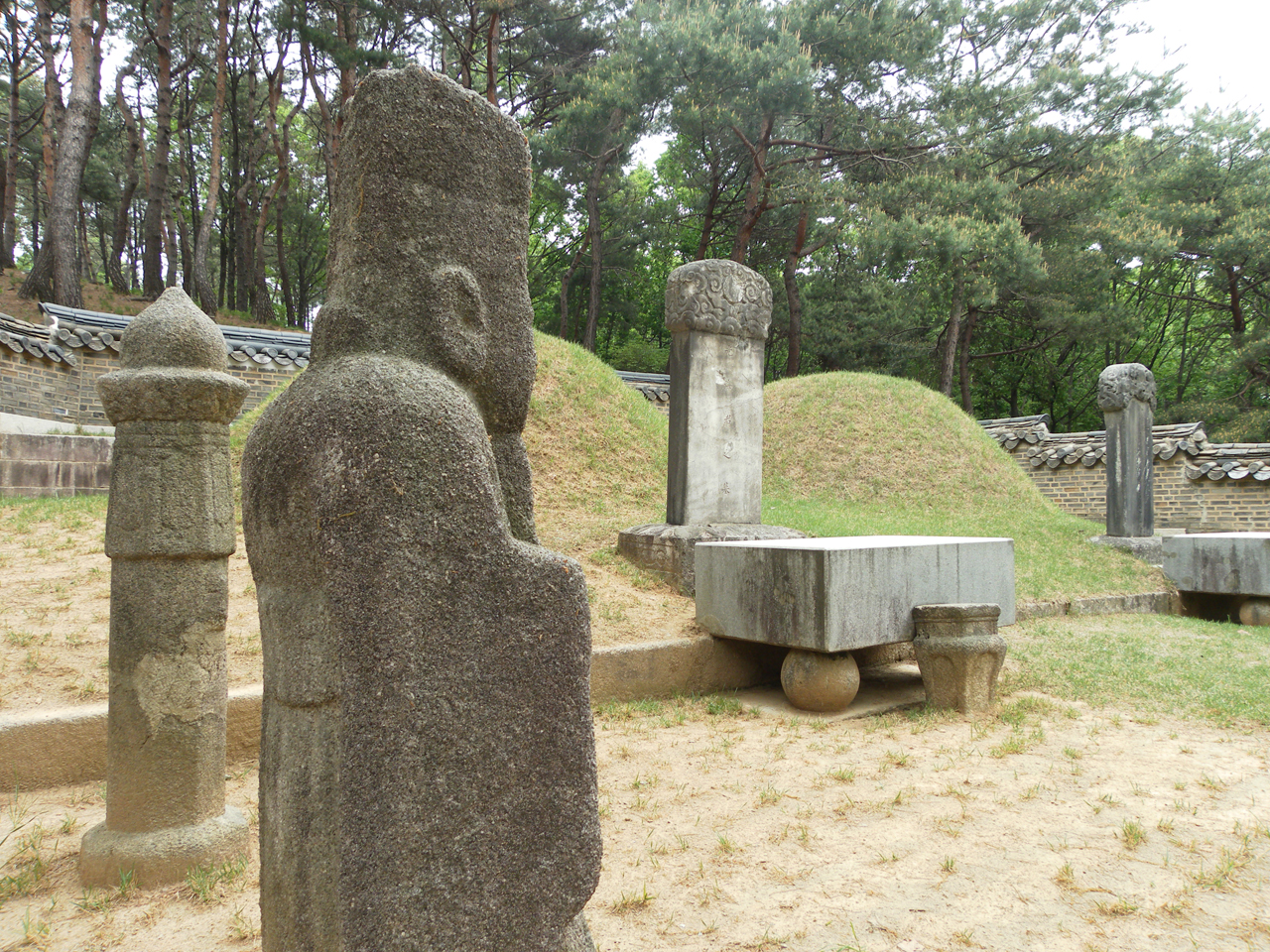 경기도 남양주시 진건면의 산비탈에 조성되어 있는 광해군묘. 
