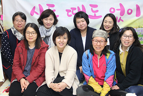 시를 쓰는 ‘시시한 동아리’ 회원들. 뒷줄 맨 왼쪽이 강윤희 사무국장이다.