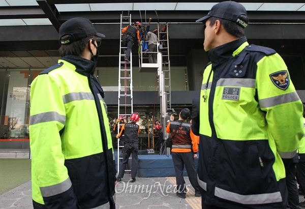 그리피스 고공 시위, 안전하게 내려와야 할 텐데... 