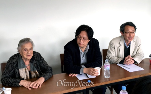 20세기 정치경제학자 칼 폴라니 딸인 캐리 폴라니-레빗 캐나다 맥길대 교수(맨 왼쪽)와 정태인 칼폴라니사회경제연구소장(맨 오른쪽)이 23일 서울 정동 프란치스코회관에서 기자간담회를 진행하고 있다.