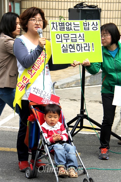  한 학부모가 23일 새누리당 경남도당 앞에서 '무상급식'을 촉구하는 발언을 하고 있다.