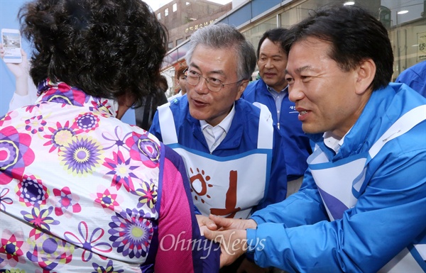 새정치민주연합 문재인 대표가 23일 오후 서울 관악청소년회관 앞에서 만난 유권자들에게 4.29 재보궐선거 관악을에 출마한 정태호 후보 지지를 당부하고 있다.