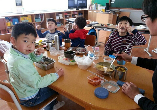 거창 북상초등학교는 전교생들이 무상급식 중단에 항의하며 정상화될 때까지 급식을 거부하며 도시락 지참하고 있다.