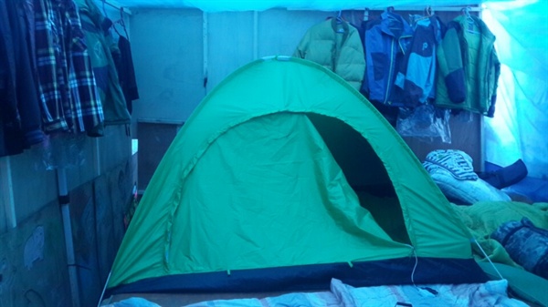 천막 안의 텐트, 이인근 지회장 방