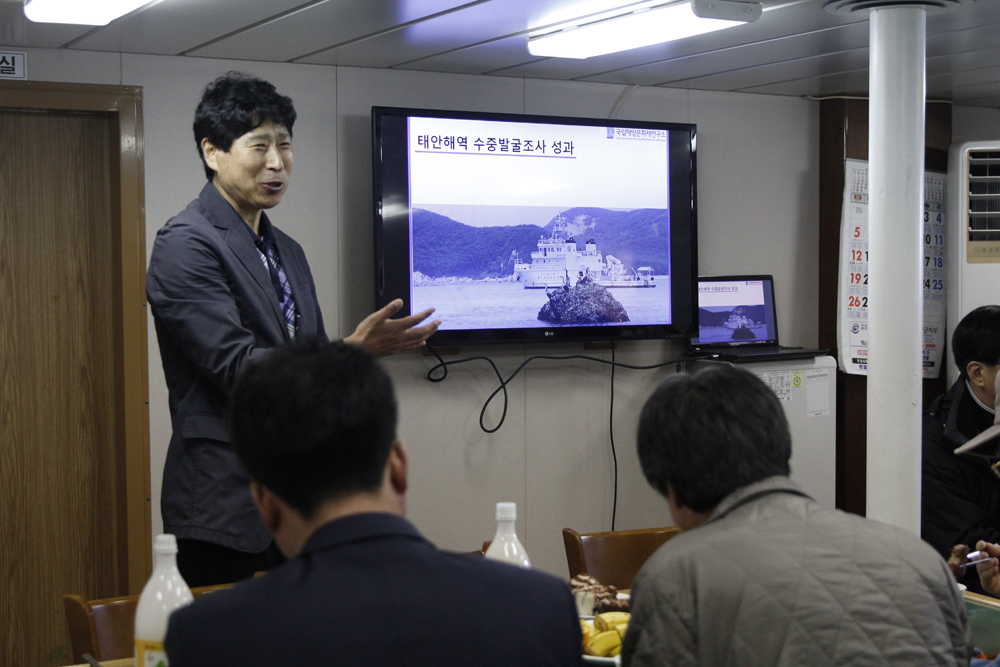  태안해역 수중발굴조사 성과를 설명하고 있는 문환석 국립해양문화재연구소 발굴과 과장.