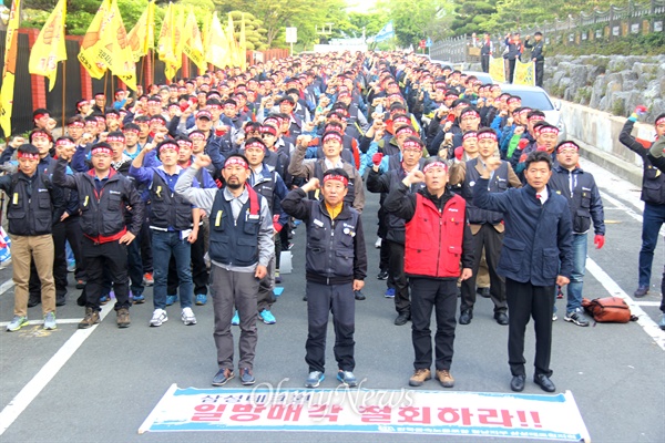 전국금속노동조합 경남지부 삼성테크윈지회는 23일 오후 창원고용노동지청 앞에서 "부당노동행위, 노동탄압에 대한 철저한 행정지도 촉구 결의대회"를 열었다.