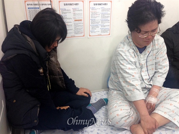 병실 침대 위에는 실종자 조은화양 부모 조남성·이금희씨(오른쪽), 허다윤양 어머니 박은미씨(왼쪽)가 나란히 앉았습니다. 환자복을 입은 은화어머니는 이미 많이 흥분해 지쳐 있는 상태였습니다. 기자회견은 20여분 만에 끝이 났지만, 실종자 가족들의 눈물은 그칠 줄을 몰랐습니다
