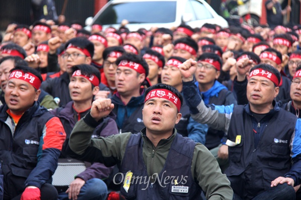 민주노총 경남본부는 24일 오후 창원 중앙체육공원 옆 창원대로에서 대규모 노동자들이 집결한 가운데 총파업 집회를 연다. 사진은 하루 전날인 23일 오후 창원고용노동지청 앞에서 금속노조 삼성테크윈지회가 집회를 열었을 때 모습.