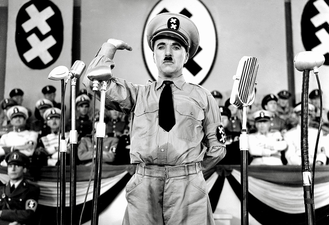  영화 <위대한 독재자> 중 한 장면. 독재자 힌켈(찰리 채플린)은 히틀러를 우스꽝스럽게 본뜬 인물이다.