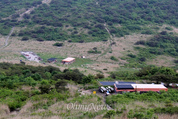영남알프스 내 천황산과 재약산 사이에 있었던 불법시설물 2곳이 산장으로 영업을 해오다 지난해부터 중단되었다. 사진은 2012년 6월 모습.