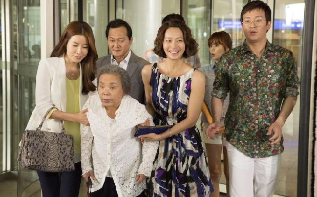 영화 <헬머니> '욕배틀'에서 우승한 '이정순'(김수미)는 자신의 욕을 듣고 치료받은 사람의 도움을 받아 지병 치료를 위해 미국으로 떠난다.