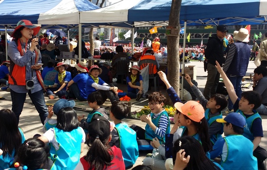 24일 오후 전교조 연가투쟁이 벌어지는 서울시청 광장에서 서울지역 한 초등학교 학생들이 체험학습을 하며 즐거운 시간을 보내고 있다. 