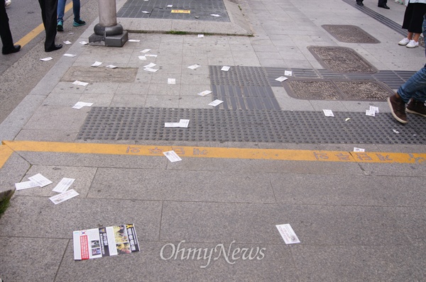 박근혜 대통령 비방 유인물과 퇴진을 촉구하는 유인물들이 총파업 참가자들에 의해 24일 오후 길거리에 뿌려졌다.