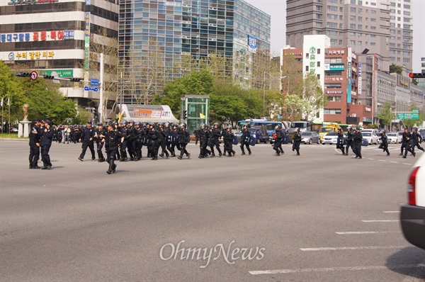 지난 4월 24일 총파업 결의대회에 나선 노동자들이 거리행진을 하며 범어네거리쪽으로 들어오자 경찰이 이를 막기 위해 도로 중앙으로 경력을 이동시키고 있다.