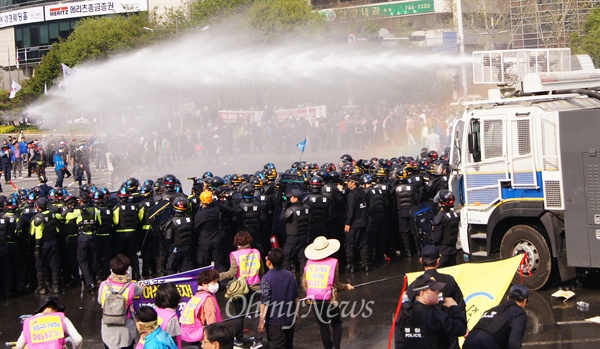 총파업 결의대회에 나선 노동자들이 범어네거리에서 결의대회를 진행하려 하자 경찰이 불법 집회라며 물대포를 쏘고 있다