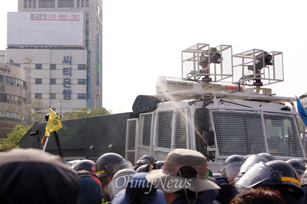 총파업 집회에 참가한 노동자들을 향해 경찰이 캡사이신을 쏘고 있다.