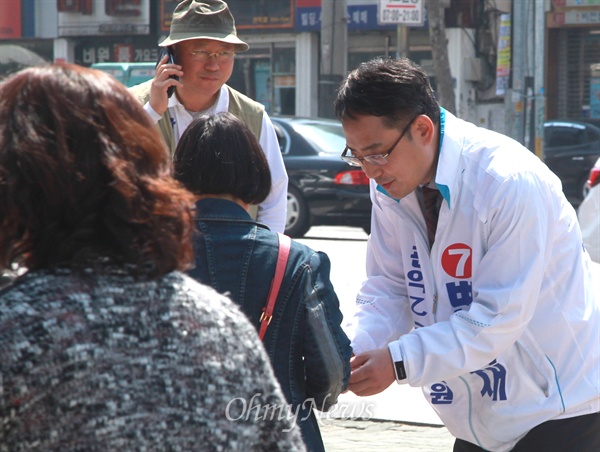 4.29 재보선 서울 관악을에 출마한 무소속 변희재 후보가 4월 24일 서울 관악구 난곡사거리에서 주민들에게 인사하고 있다.