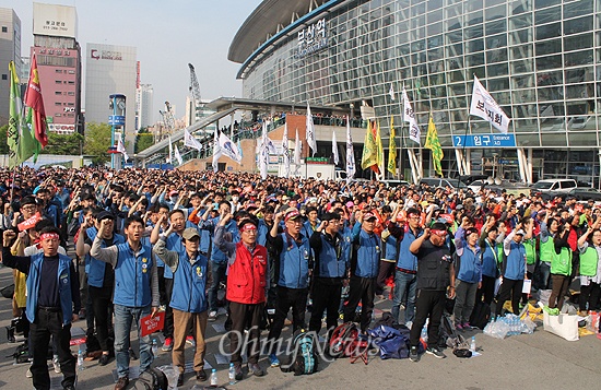 민주노총 부산본부는 24일 부산역 광장에서 주최측 추산 3000여명(경찰 추산 1900여명)의 노동자가 참석한 가운데 총파업 대회를 열었다. 