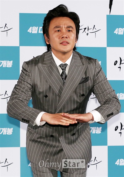 '약장수' 김인권, "한번만 도와주세요" 1일 오후 서울 용산CGV에서 열린 영화<약장수> 시사회에서 배우 김인권이 작품 속 한장면을 재연하며 포토타임을 갖고 있다.