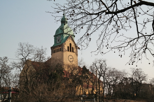 비치빛 시계탑이 멋스러운 기독교회당으로 문화대혁명 때 훼손되었다가 1980년 보수, 개방하고 있다.