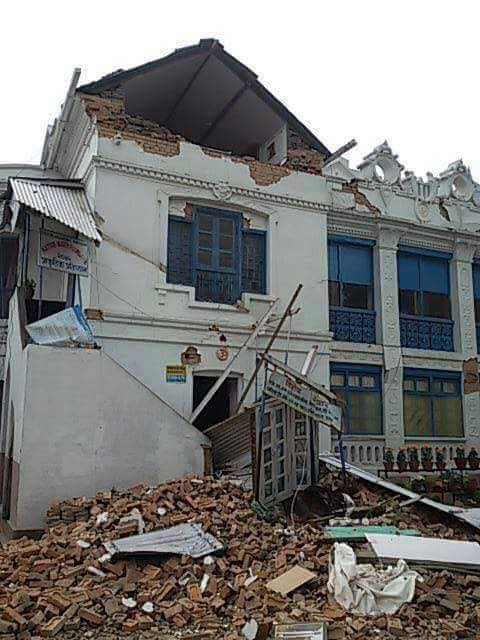카트만두 지진으로 무너진 집