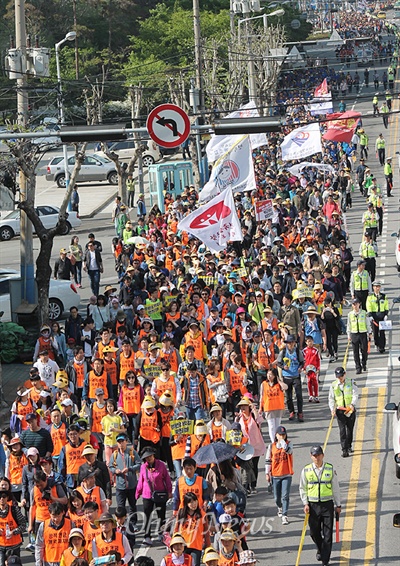 공무원연금 개악저지·국민연금 강화 부산시민대회가 25일 오후 송상현 광장에서 열렸다. 집회 측 추산 1만2천여 명(경찰추산 7000여 명)의 참가자들은 정부의 공무원연금 개혁안에 반대하고, 공적 연금 강화를 요구했다. 
