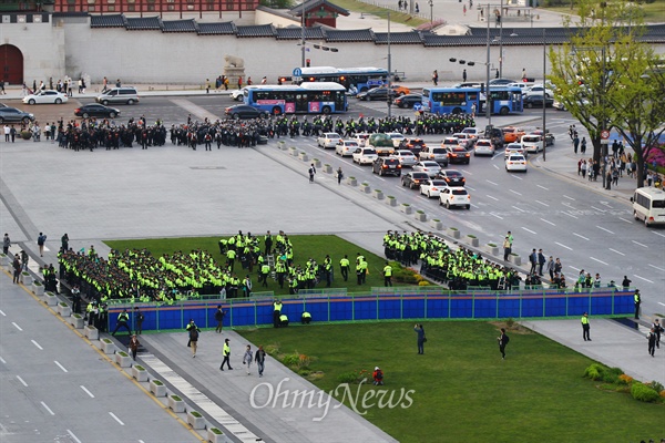 25일 열린 세월호 진상규명을 위한 범국민 추모문화제가 광화문광장에서 열리는 가운데 경찰 병력이  행진을 대비해 벽을 설치하고 있다. 