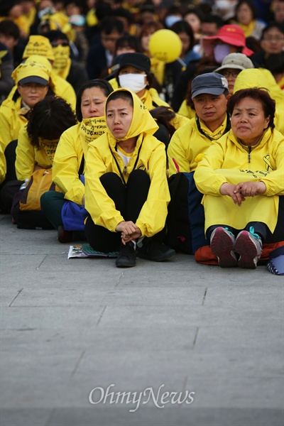 25일 오후 서울 광화문광장에서 열린 '세월호 특별법 대통령령 폐기 촉구 범국민추모문화제'에서 유가족들이 슬픈 표정으로 앉아 연설을 듣고 있다.