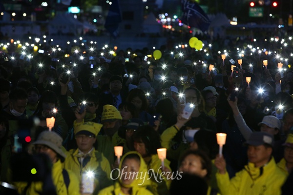 지난 2015년 4월 25일 오후 서울 광화문광장에서 열린 '세월호 특별법 대통령령 폐기 촉구 범국민추모문화제'에서 유가족과 시민들이 촛불과 스마트폰 불빛을 밝히고 있다.
