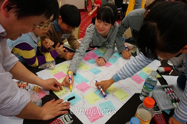 2015년 4월 25일 오후 2시 서울 세종대학교 컨벤션센터에서 강원도교육청 주관으로 열린 '어린이 놀이헌장 원탁 토론회의'. 이날 모아진 아이들의 의견은 이해 5월 4일에 선포되는 '어린이 놀이헌장'에 반영됐다. 