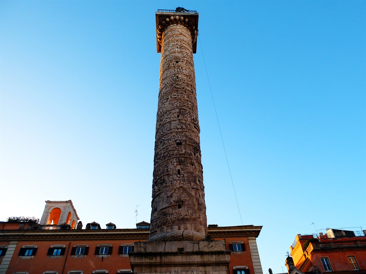 콜론나 광장에 있는 '마르쿠스 아우렐리우스 황제의 원기둥'. 원기둥 전체엔 마르코만니인과의 전투가 부조로 조각되어 있습니다.