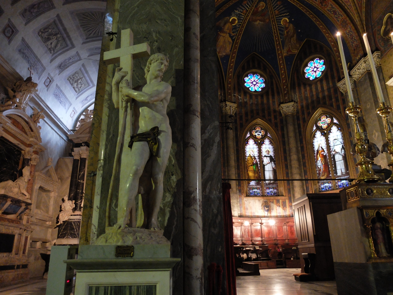 미켈란젤로 '십자가를 쥔 예수상' 로마 산타 마리아 소프라 미네르바 성당. 중앙 제단 옆 기둥 앞에 세워져 있습니다.  