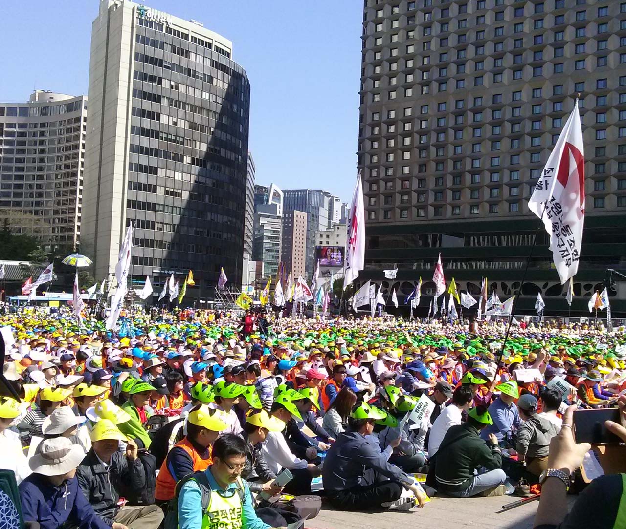 공적연금강화 범국민대회 참가자들은 국민연금과 기초연금 등 공적연금 강화를 요구했다.