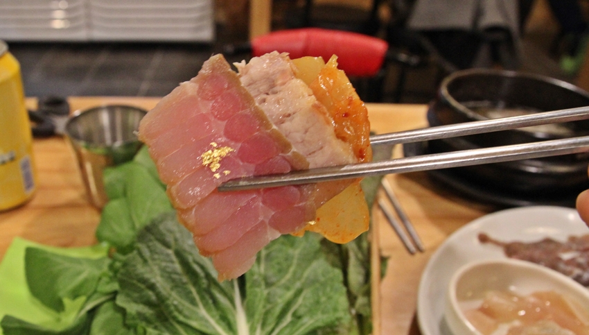 전라도 땅이 아닌 부산에서 맛본 홍어삼합, 그 느낌도 남다르다. 
