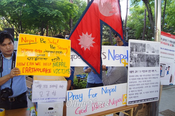 26일 오후 대구 2.28기념공원에서 열린 대구경북 이주노동자 결의대회에서 참가자들이 네팔에서 일어난 지진 피해를 돕기 위해 모금운동을 벌이고 있다.