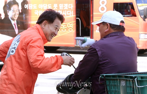 4.29 재보선 서울 관악을에 출마한 정동영 국민모임 후보가 26일 대학동 거리에서 만난 시민들과 인사하고 있다.