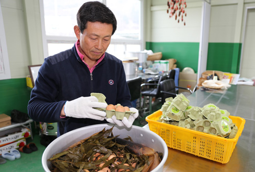 정흥호 씨가 12시간 이상 훈증으로 쪄낸 찜란을 포장하고 있다. 친환경 매장으로 내놓을 것들이다.