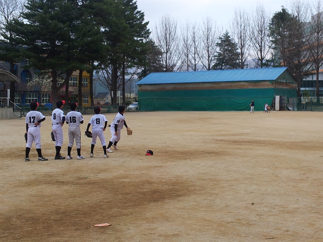 학교 마치고 운동장에서 야구연습을 하는 소양초 야구부 선수들