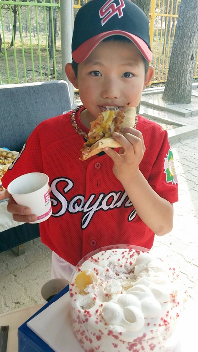 선수 생일날 함께 축하하고 간식을 먹고 있는 소양초 야구부 막내 성현수 선수