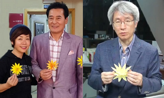 (왼쪽)개그우먼 김미화씨와 탤런트 김성환씨가 기억의꽃을 들고 환하게 웃고 있다. (오른쪽)뉴스타파 김용진 대표가 포스트잇으로 접은 기억의 꽃을 들고 있다. 