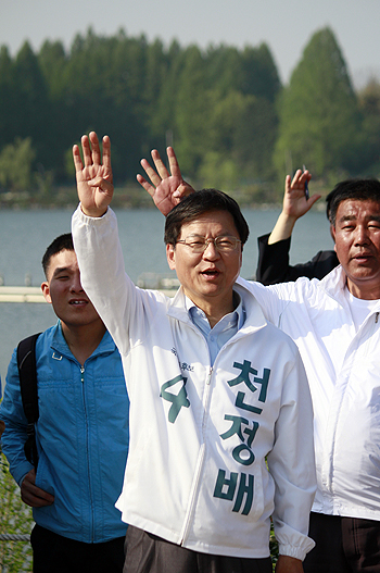  26일 4·29 재보선 선거운동 기간 마지막 휴일을 맞아 굳히기에 나선 천정배 무소속 후보. 풍암호수공원에서 열린 집중유세에 참석한 천 후보가 지지자들과 함께 기호 4번을 외치고 있다. 그는 유세에서 "문재인 대표는 수도권이 밀리고 있는데 왜 자꾸 여기 오느냐, 자기 줄세우려고, 천정배를 죽이려고 왔다"라고 비난하며 "대세는 결정됐다"라며 자신감을 보였다.