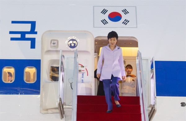중남미 4개국 순방을 마치고 귀국한 박근혜 대통령이 지난 4월 27일 오전 서울공항에 도착하여 전용기에서 내리고 있다.