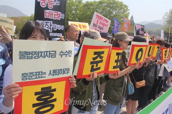  친환경무상급식 지키기 경남운동본부는 27일 오전 경남도청 정문에서 홍준표 지사 사퇴와 무상급식 원상회복을 촉구하는 결의대회를 열었다.