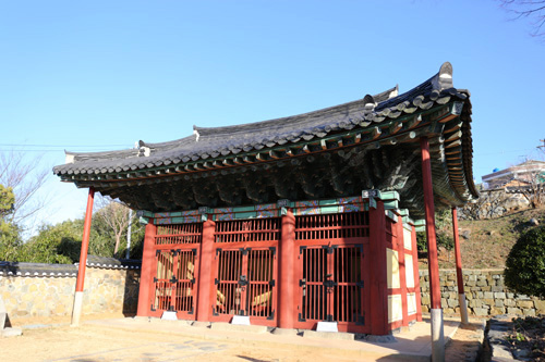 고소대에 서 있는 비각. 이순신을 기리는 첫 비석인 타루비와 첫 대첩비인 통제이공수군대첩비를 보호하고 있다.