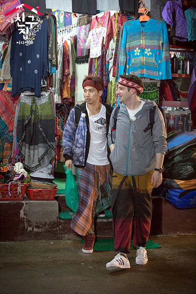  JTBC <내 친구의 집은 어디인가>의 한 장면. 네팔 포카라에서 머리띠와 옷을 산 유세윤과 마크 테토.